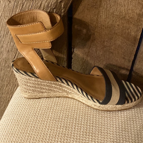 Coach women wedge sandals.Size 8.Navy Blue & tan. Very comfortable. - Picture 6 of 6